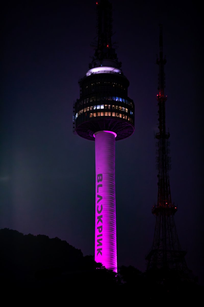 [서울=뉴시스] 걸그룹 '블랙핑크'가 서울 도심 주요 랜드마크를 장식했다. (사진=YG엔터테인먼트 제공) 2025.07.17. photo@newsis.com *재판매 및 DB 금지