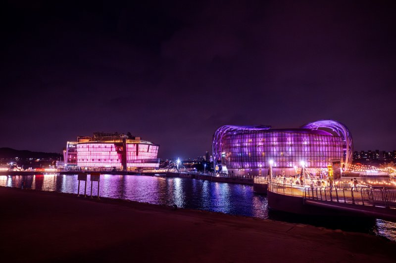 [서울=뉴시스] 걸그룹 '블랙핑크'가 서울 도심 주요 랜드마크를 장식했다. (사진=YG엔터테인먼트 제공) 2025.07.17. photo@newsis.com *재판매 및 DB 금지