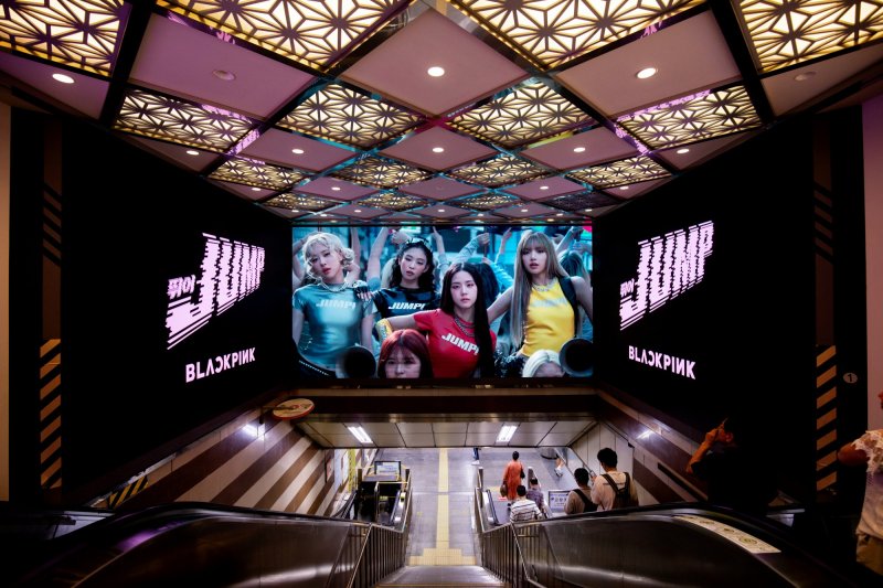 [서울=뉴시스] 걸그룹 '블랙핑크'가 서울 도심 주요 랜드마크를 장식했다. (사진=YG엔터테인먼트 제공) 2025.07.17. photo@newsis.com *재판매 및 DB 금지