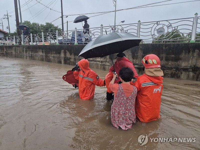 집중호우로 침수된 공주 유구읍서 주민 50명 구조 (출처=연합뉴스)