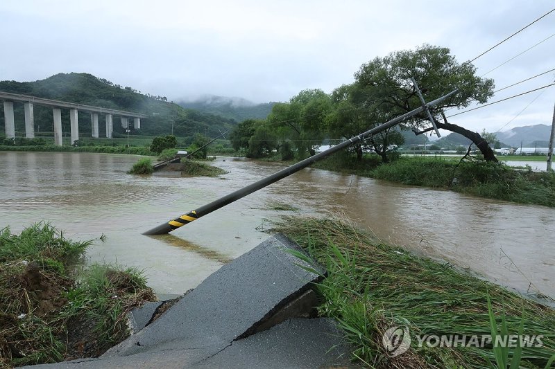 집중호우에 위태롭게 고립된 공주 사곡면 (출처=연합뉴스)