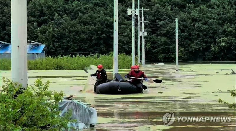 보트 타고 고립자 구조 (출처=연합뉴스)