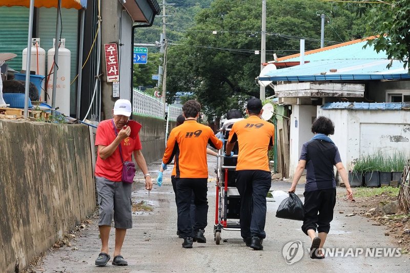 물 빠진 뒤 다시 집으로 가는 길 (출처=연합뉴스)