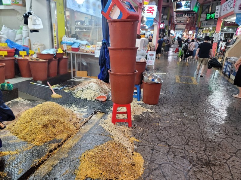 [대구=뉴시스] 이상제 기자 = 17일 대구 지역에 호우경보가 발효된 가운데 강하고 많은 비가 내리자, 하수구에서 물이 역류해 달서구 감삼동 서남시장을 덮쳤다. 2025.07.17. king@newsis.com *재판매 및 DB 금지