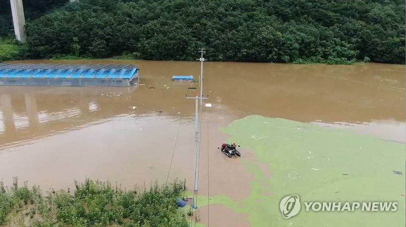 보트 타고 고립자 구조 (출처=연합뉴스)