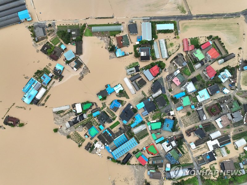 폭우로 마을 전체가 침수 (출처=연합뉴스)