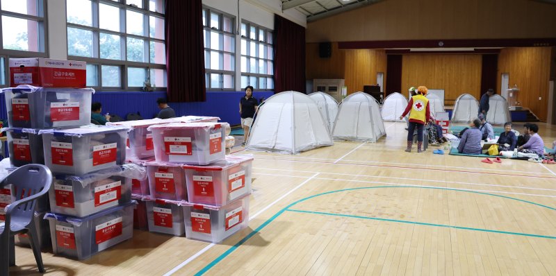 충남지역에 내린 집중호우에 침수피해를 입은 주민들이 17일 충남 예산군 고덕중학교에 마련된 이재민 대피소에서 휴식을 취하고 있다. 고덕중학교 이재민 대피소에는 용리, 구만리 ,하포리 주민 50여 명이 대피해 있다. 2025.7.17/뉴스1 ⓒ News1 김기태 기자