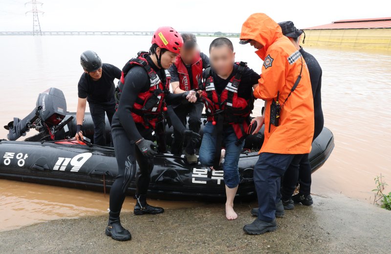 17일 오전 충남 예산군 삽교읍 용동2리에서 제방이 붕괴돼 중앙119구조본부 충청강원 119특수구조대 대원들이 보트로 주민을 구조하고 있다. 2025.7.17/뉴스1 ⓒ News1 김기태 기자