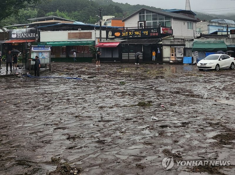 물 빠진 뒤 뻘밭으로 변한 대구 북구 노곡동 (출처=연합뉴스)