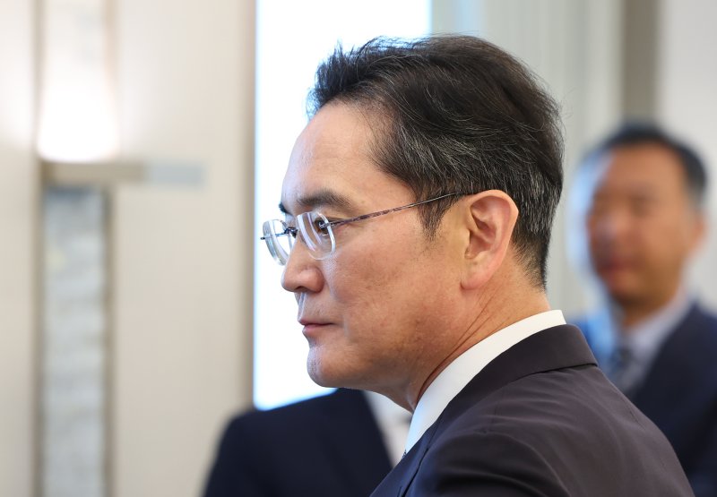 대통령 간담회에 참석한 삼성전자 이재용 블랙잭 전략.