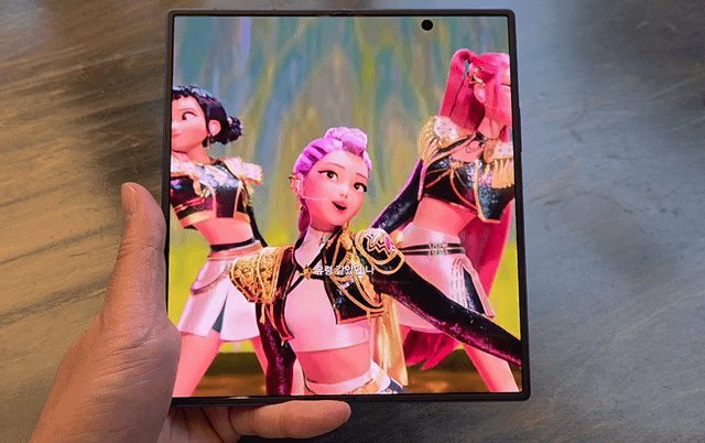 더 얇고 가벼운데 태블릿만큼 커… "데몬헌터스 볼 맛 나네" [IT 써보니]