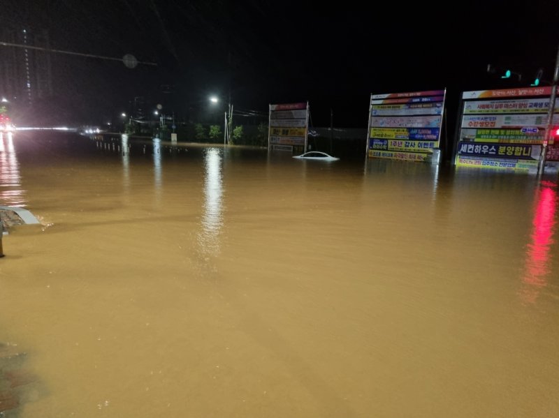 폭우가 쏟아진 17일 충남 서산 성연면 오사3거리의 헌 도로가 물에 잠겨 있다. (독자제공. 재판매 및 DB금지) 2025.7.17/뉴스1