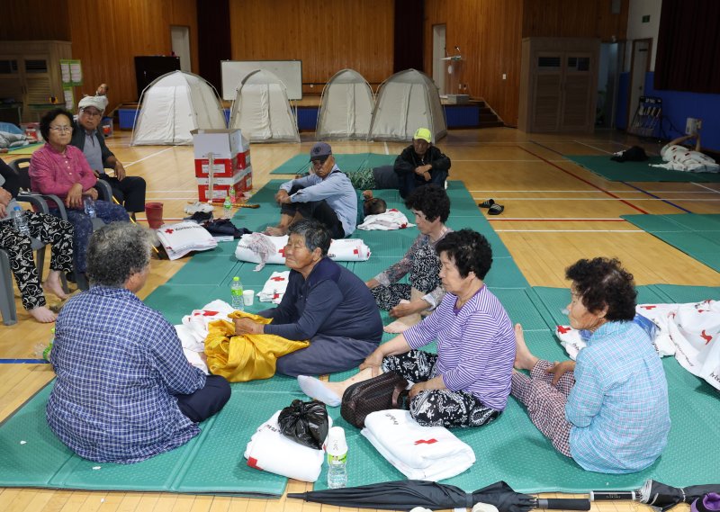 '호우특보' 4명 사망, 1382명 긴급대피…중대본 3단계 가동