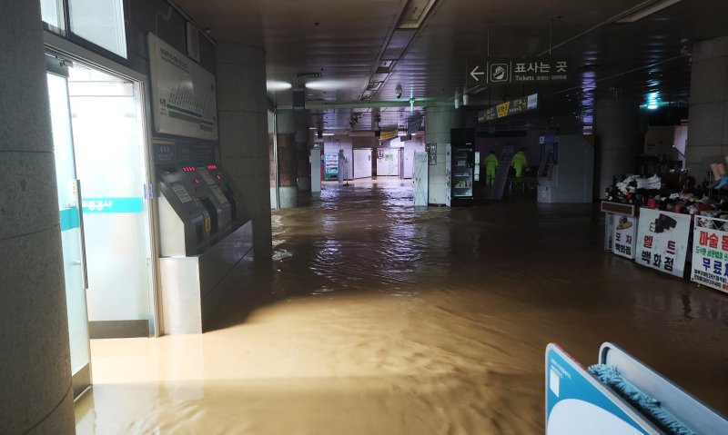 17일 시간당 77㎜가 넘는 '극한 호우'가 내리면서 광주 도시철도 1호선 상무역 역사 안이 침수돼 있다.(광주시 제공. 재판매 및 DB 금지) 2025.7.17/뉴스1 ⓒ News1 박준배 기자
