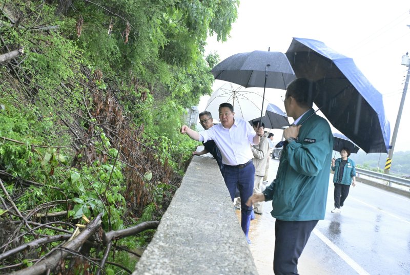 17일 전북 순창에 많은 비가 내린 가운데 최영일 군수가 취약 현장을 찾아 철저한 관리 및 대처를 강조하고 있다.(순창군 제공. 재판매 및 DB금지)/뉴스1
