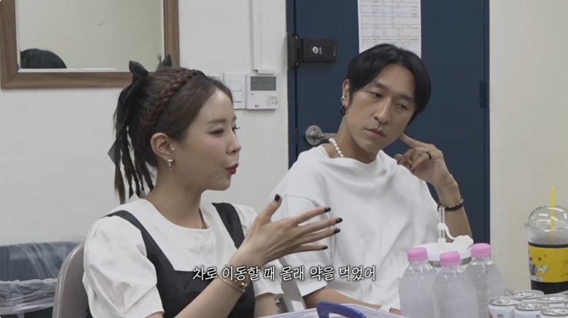 [서울=뉴시스] 그룹 '코요태' 멤버 신지(43)가 예비 신랑인 가수 문원(36)을 둘러싼 논란에 대해 입장을 밝혔다. (사진=유튜브 채널 '어떠신지' 화면 캡처) 2025.07.17. photo@newsis.com *재판매 및 DB 금지