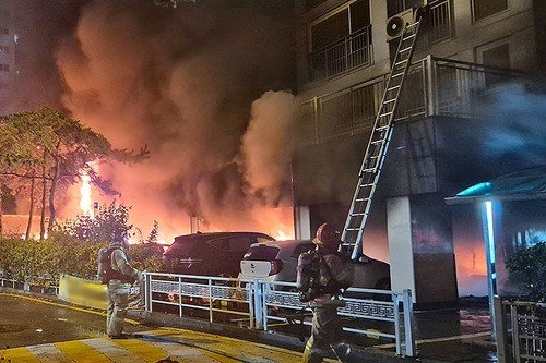 "펑펑 터지는 소리났다" 광명 아파트 주차장 화재.. 3명 심정지