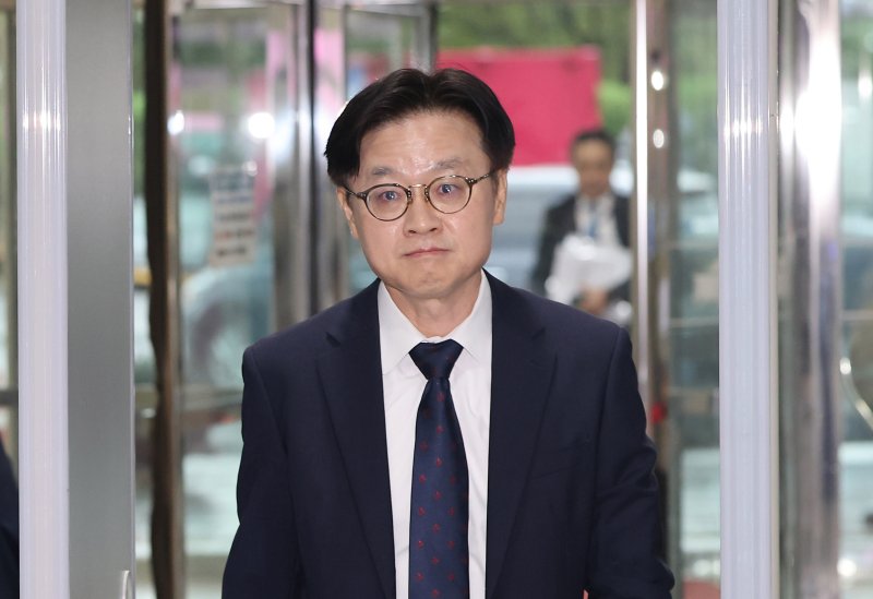 [서울=뉴시스] 김명년 기자 = 김정관 산업통상자원부 장관 후보자가 17일 오전 서울 여의도 국회에서 인사청문회에 참석하기 위해 이동하고 있다. 2025.07.17. kmn@newsis.com