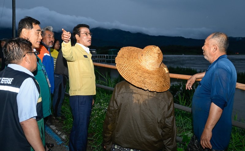 [남원=뉴시스] 17일 오후 밤시간 집중호우에 따른 현장관리를 위해 남원 금지면 금곡교에 나간 최경식 남원시장이 섬진강의 수위가 올라 범람 위험이 높아지고 있는 만큼 주민들에게 면밀한 예찰과 비상시 신속한 대피를 당부하고 있다. *재판매 및 DB 금지
