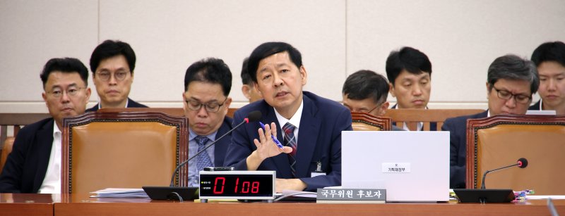 [서울=뉴시스] 김금보 기자 = 구윤철 경제부총리 겸 기획재정부 장관 후보자가 17일 서울 여의도 국회 기획재정위원회에서 열린 인사청문회에서 질의에 답하고 있다. 2025.07.17. kgb@newsis.com