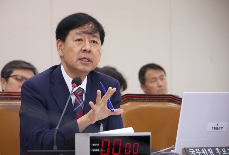 [서울=뉴시스] 김금보 기자 = 구윤철 경제부총리 겸 기획재정부 장관 후보자가 17일 서울 여의도 국회 기획재정위원회에서 열린 인사청문회에서 질의에 답하고 있다. 2025.07.17. kgb@newsis.com