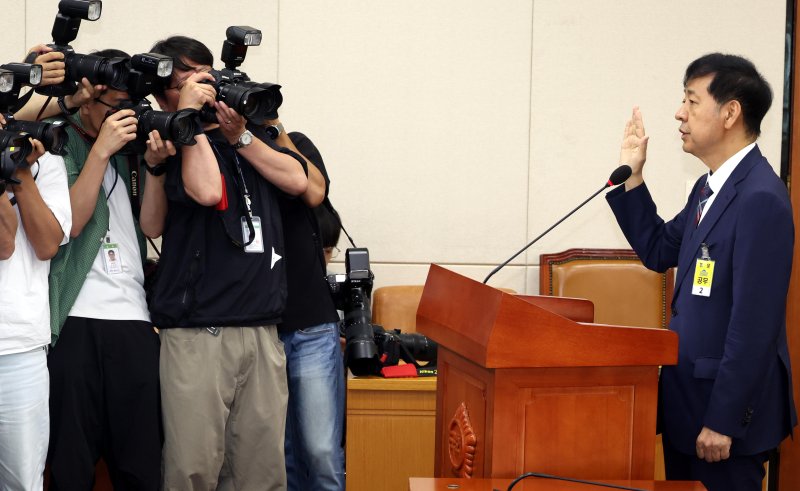 [서울=뉴시스] 조성봉 기자 = 구윤철 경제부총리 겸 기획재정부 장관 후보자가 17일 서울 여의도 국회 기획재정위원회에서 열린 인사청문회에서 선서를 하고 있다. 2025.07.17. suncho21@newsis.com