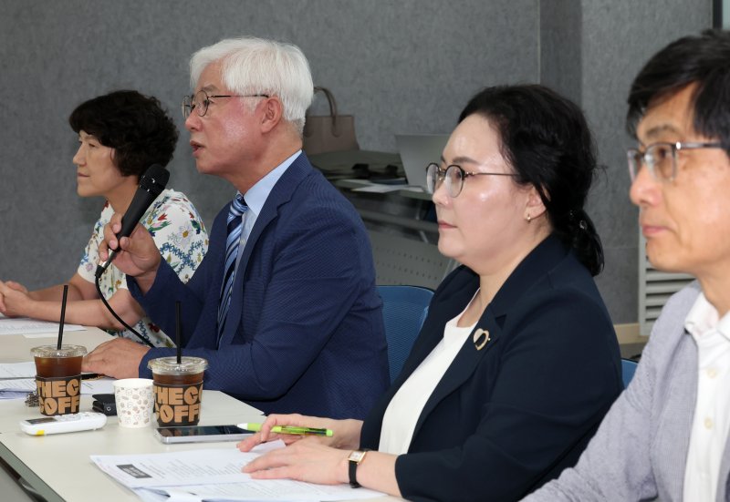 [서울=뉴시스] 배훈식 기자 = 유원준 한국사립대학교수회연합회 이사장이 지난 14일 오후 서울 용산구 비앤디파트너스 서울역점 강당에서 열린 이진숙 교육부 장관 후보자 논문표절 의혹 검증을 위한 범학계 국민검증단 대국민 보고회에서 발언하고 있다. 2025.07.14. dahora83@newsis.com