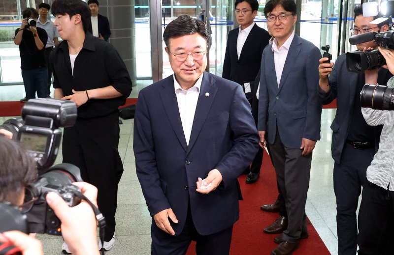 [서울=뉴시스] 추상철 기자 = 윤호중 행정안전부 장관 후보자가 지난달 30일 오전 서울 종로구 광화문플래티넘빌딩에 마련된 인사청문회 준비 사무실로 출근하고 있다. 2025.06.30. scchoo@newsis.com