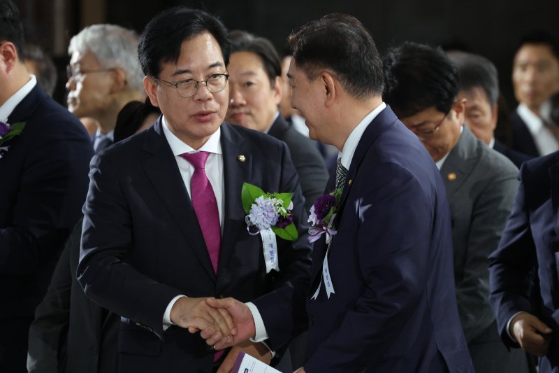 김병기 더불어민주당 당대표 직무대행 겸 원내대표와 송언석 국민의힘 비대위원장 겸 원내대표가 17일 서울 여의도 국회에서 열린 제77주년 제헌절 경축식에서 악수하고 있다. 2025.7.17/뉴스1 ⓒ News1 국회사진기자단