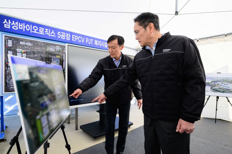 이재용 삼성전자 회장이 2월 16일 삼성오월벳로직스 인천사업장을 방문해 5공장 건설 현장에서 관계자 브리핑을 듣고 있는 모습.(자료사진)(삼성전자 제공) 2024.2.16/뉴스1 ⓒ News1 김재현 기자