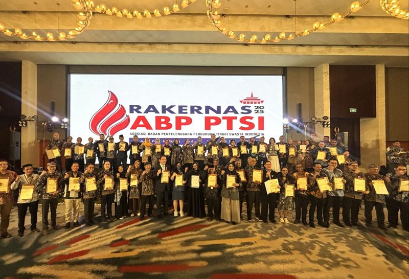 지난 17일 인도네시아 반둥에서 열린 인도네시아 사립대학 총연합회(ABPPTSI) 총회 참석자들이 단체 기념촬영을 하고 있다. 동서대학교 제공