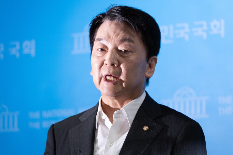 안철수 국민의힘 바카라 게임 사이트위원장이 7일 서울 여의도 국회 소통관에서 기자회견을 열고 바카라 게임 사이트위원장 사퇴 및 전당대회 출마를 밝힌 후 취재진 질문에 답하고 있다. 2025.7.7/뉴스1 ⓒ News1 유승관 기자