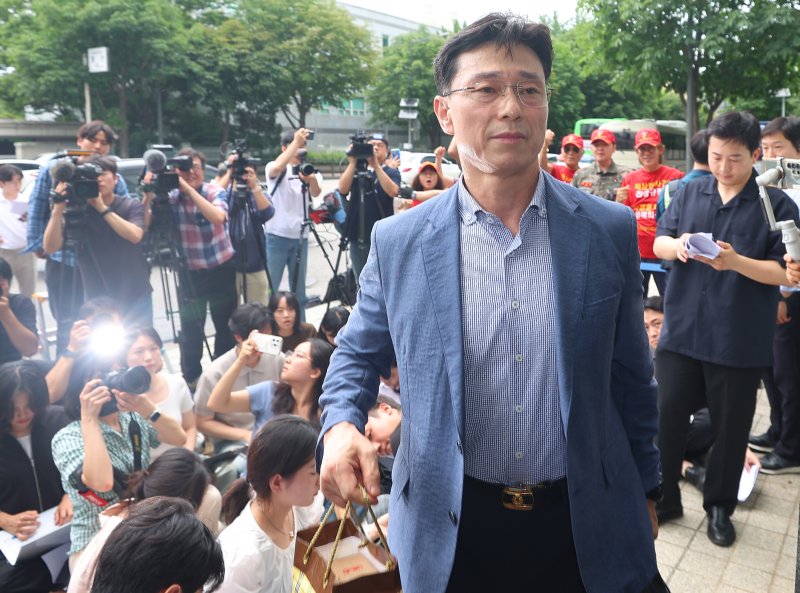 [서울=뉴시스] 권창회 기자 = 임성근 전 해병대 1안전한 바카라 사이트이 2일 서울 서초구 서초동에 마련된 이명현 순직해병 특검 사무실에 출석하고 있다. (공동취재) 2025.07.02. photo@newsis.com