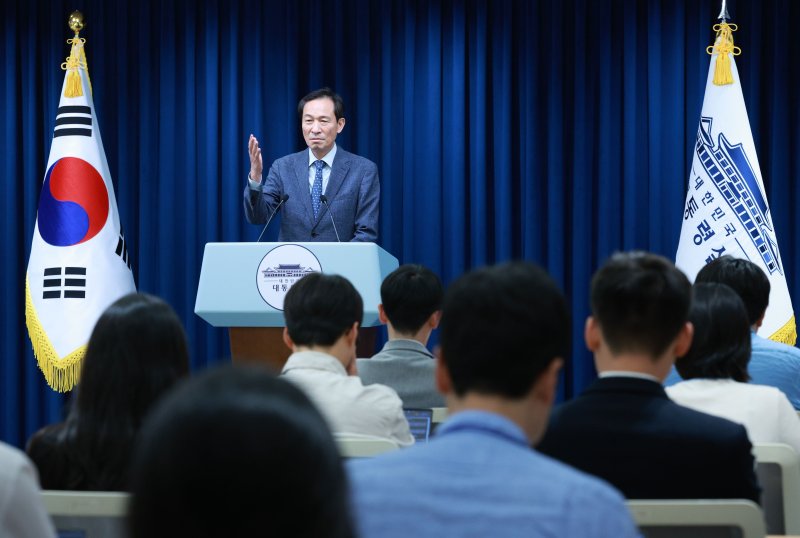 [서울=뉴시스] 고범준 기자 = 우상호 정무수석이 17일 서울 용산 레고토토실 청사에서 현안 관련 브리핑을 하고 있다. 이날 이재명 레고토토은 경제계 인사인 박용만 전 두산그룹 회장을 미국 특사단장으로 더불어민주당 한준호-김우영 의원을 특사단원으로 임명했다. 2025.07.17. bjko@newsis.com