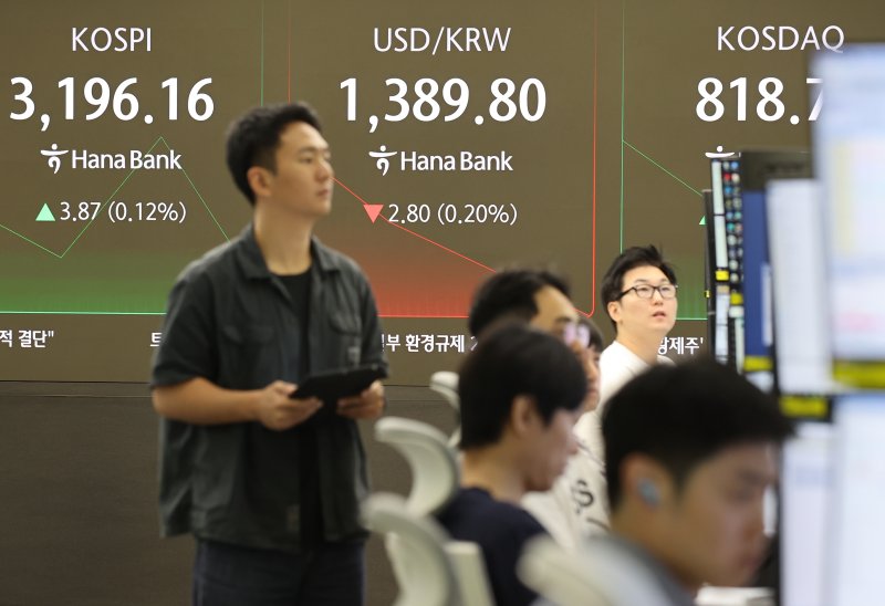 18일 서울 중구 하나은행 본점 딜링룸에서 직원들이 업무를 보고 있다. 연합뉴스 제공