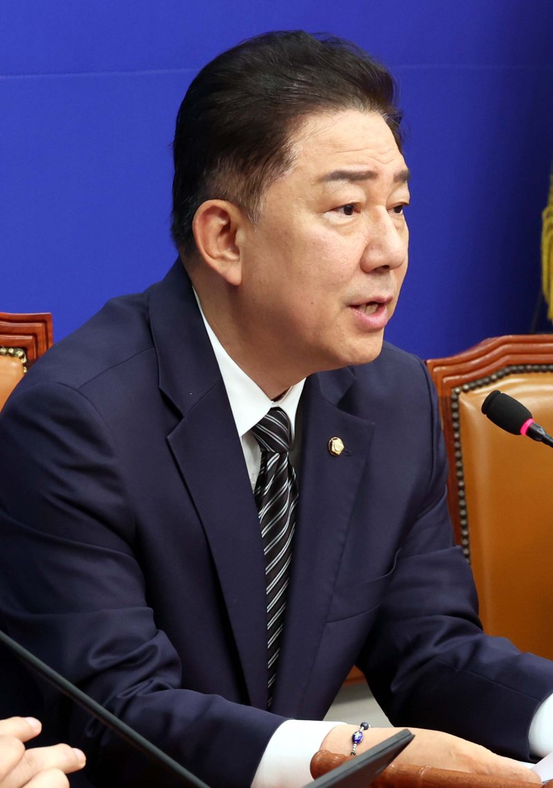 [서울=뉴시스] 조성봉 기자 = 김병기 더불어무료 바카라사이트당 당대표 직무대행 겸 원내대표가 18일 오전 서울 여의도 국회에서 열린 최고위원회의에서 발언을 하고 있다. 2025.07.18. suncho21@newsis.com