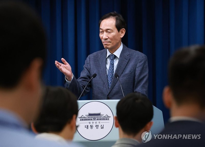 질문 받는 우상호 정무수석 (출처=연합뉴스)