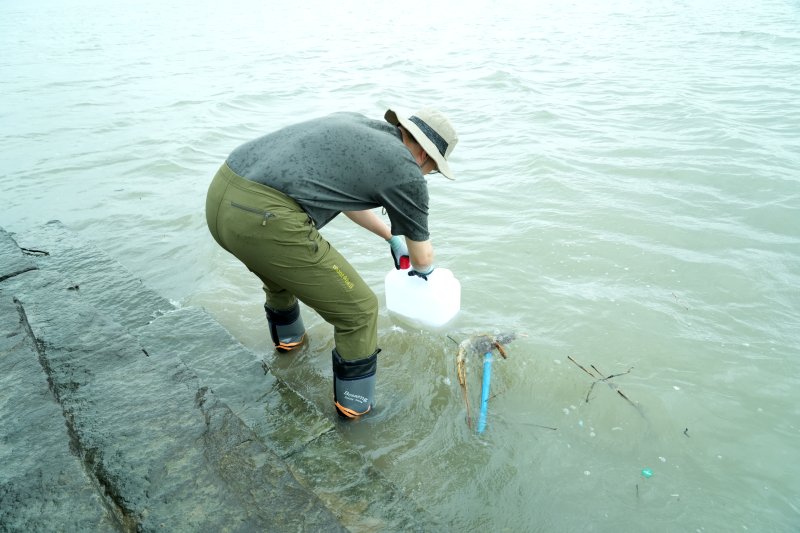 한국원자력안전기술원(KINS) 전문가가 강화도에서 북한 평산 우라늄 정련공장 폐수 분석을 위해 시료 채취를 하고 있다. 뉴시스