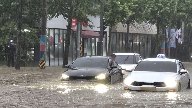 전국 각지서 '물폭탄' 산발...폭우 사흘 연속 강타
