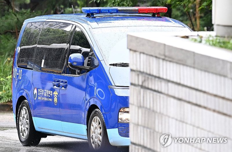 서울중앙지방법원 들어서는 호송차 (출처=연합뉴스)