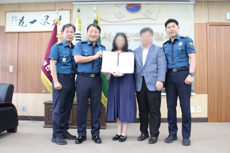 고객의 보이스알파벳카지노 피해를 막은 은행원 A 씨가 광진경찰서로부터 감사장을 받고 있다.(광진경찰서 제공)