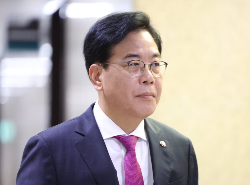 [서울=뉴시스] 김금보 기자 = 송언석 국민의힘 비상대책위원장 겸 원내대표가 17일 서울 여의도 국회에서 열린 비상대책위원회의에 참석하고 있다. 2025.07.17. kgb@newsis.com