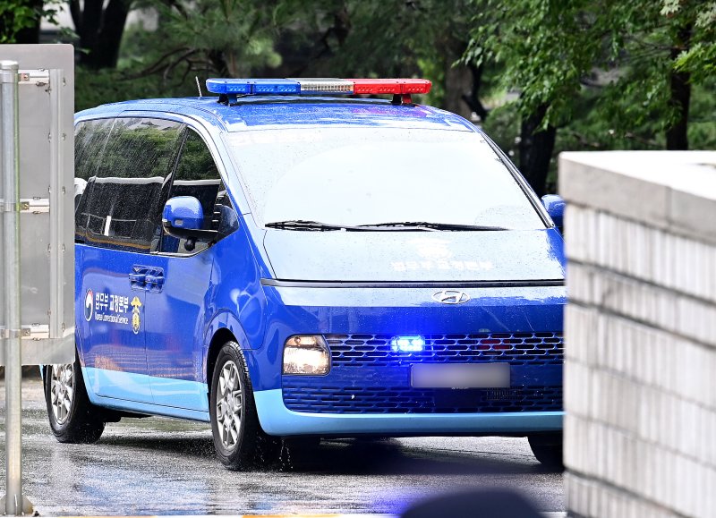 구속 수감된 윤석열 전 대통령이 탑승한 호송차가 18일 오전 서울 서초구 서울중앙지방법원으로 들어서고 있다. 이날 12·3 비상계엄 관련 내란·외환 사건을 수사하는 조은석 특별검사팀에 구속돼 조사를 거부해온 윤 전 대통령에 대한 법원의 구속적부심사 심문이 열린다. 2025.7.18/뉴스1 ⓒ News1 사진공동취재단