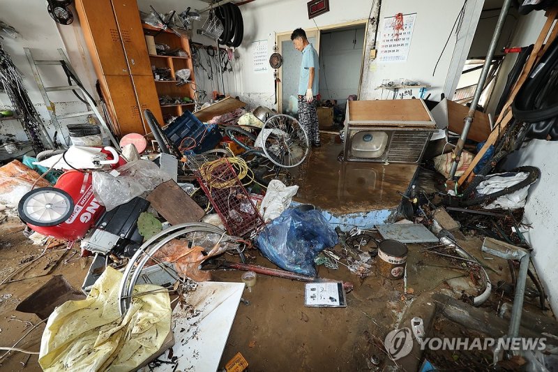 진흙 묻은 상가 (출처=연합뉴스)