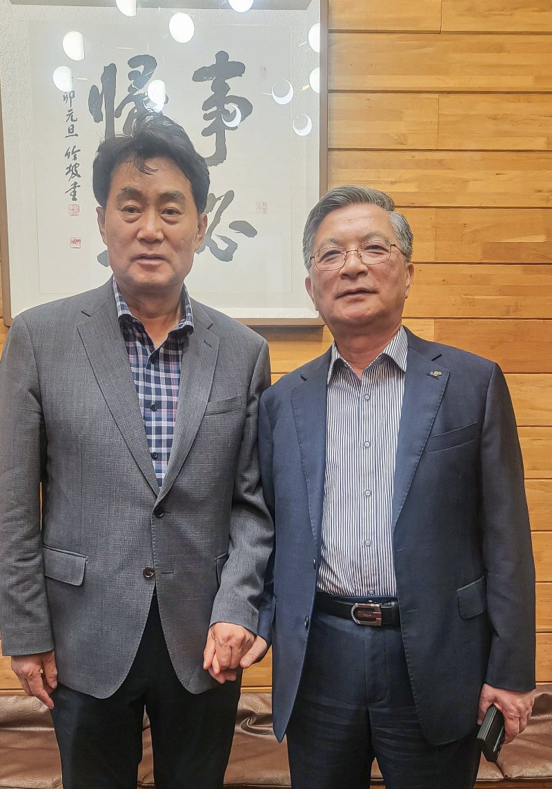 [군포=뉴시스] 하은호 무료 바카라사이트(사진 왼쪽)과 이한준 LH사장이 최근 만난 가운데 기념 촬영을 하고 있다. (사진=군포시 제공). 2025.07.18. photo@newsis.com *재판매 및 DB 금지
