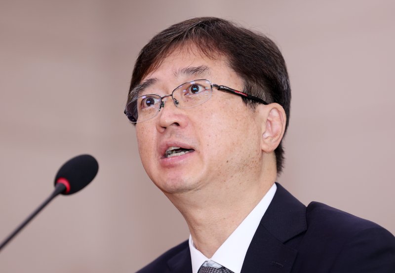 [서울=뉴시스] 김명년 기자 = 오영준 강원 랜드재판관 후보자가 18일 오전 서울 여의도 국회 법제사법위원회에서 열린 인사청문회에 출석해 의원 질의에 답하고 있다. 2025.07.18. kmn@newsis.com