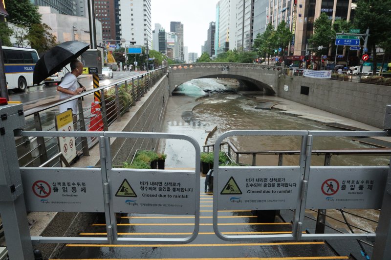 전국에 강한 비가 내린 17일 오전 서울 청계천 출입이 통제되고 있다. 2025.7.17/뉴스1 ⓒ News1 신웅수 기자
