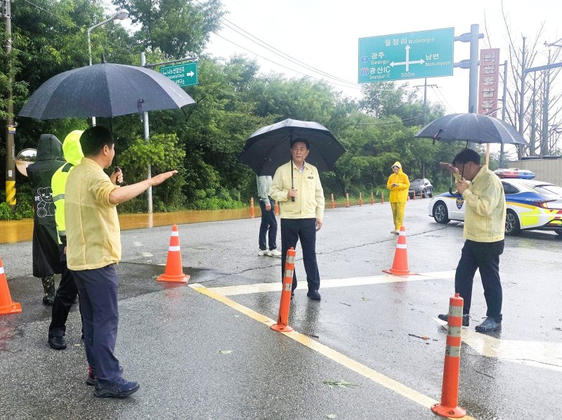 김한종 전남 장성군수가 폭우 상황을 점검하고 있다.(장성군 제공. 재배포 및 DB 금지)