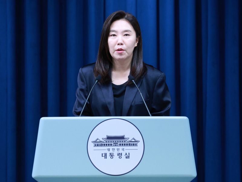 [서울=뉴시스] 고범준 기자 = 강유정 대변인이 18일 서울 용산 대통령실 청사에서 집중호우 대처상황 점검회의 및 청년담당관 관련 브리핑을 하고 있다. 2025.07.18. bjko@newsis.com <저작권자ⓒ 공감언론 뉴시스통신사. 무단전재-재배포 금지. alt=