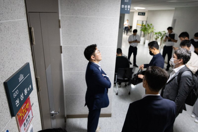 김건희 여사의 각종 아리아카지노을 수사하는 민중기 특별검사팀이 '건진법사-통일교 의혹' 관련해 권성동 국민의힘 의원에 대한 강제수사에 착수한 18일 서울 여의도 국회 의원회관 권 의원 사무실 앞에서 특검 관계자들이 변호인 입회를 주장하며 출입을 막아서는 보좌진과 대치하고 있다. 2025.7.18/뉴스1 ⓒ News1 유승관 기자